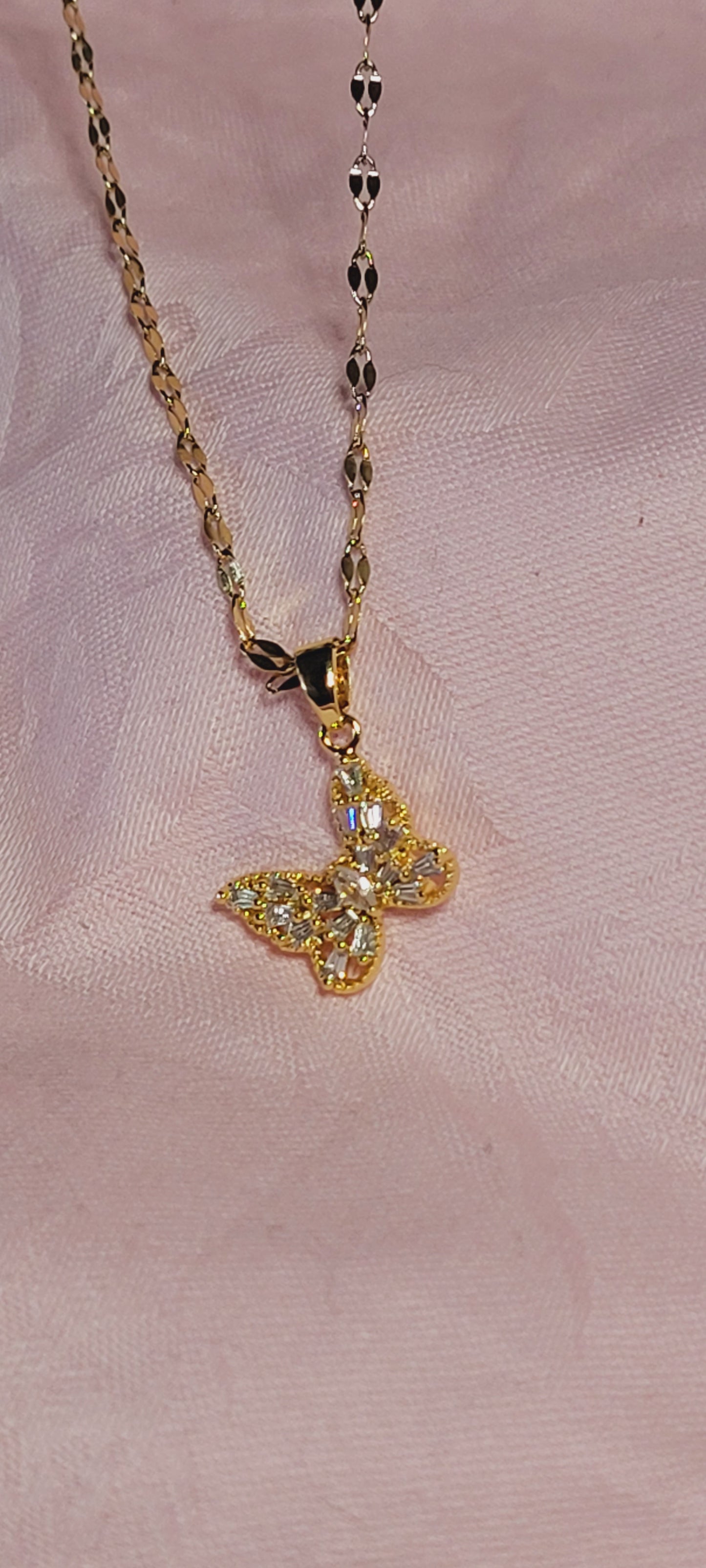 Fashion Butterfly Shape Artificial Diamond Pendant Necklace