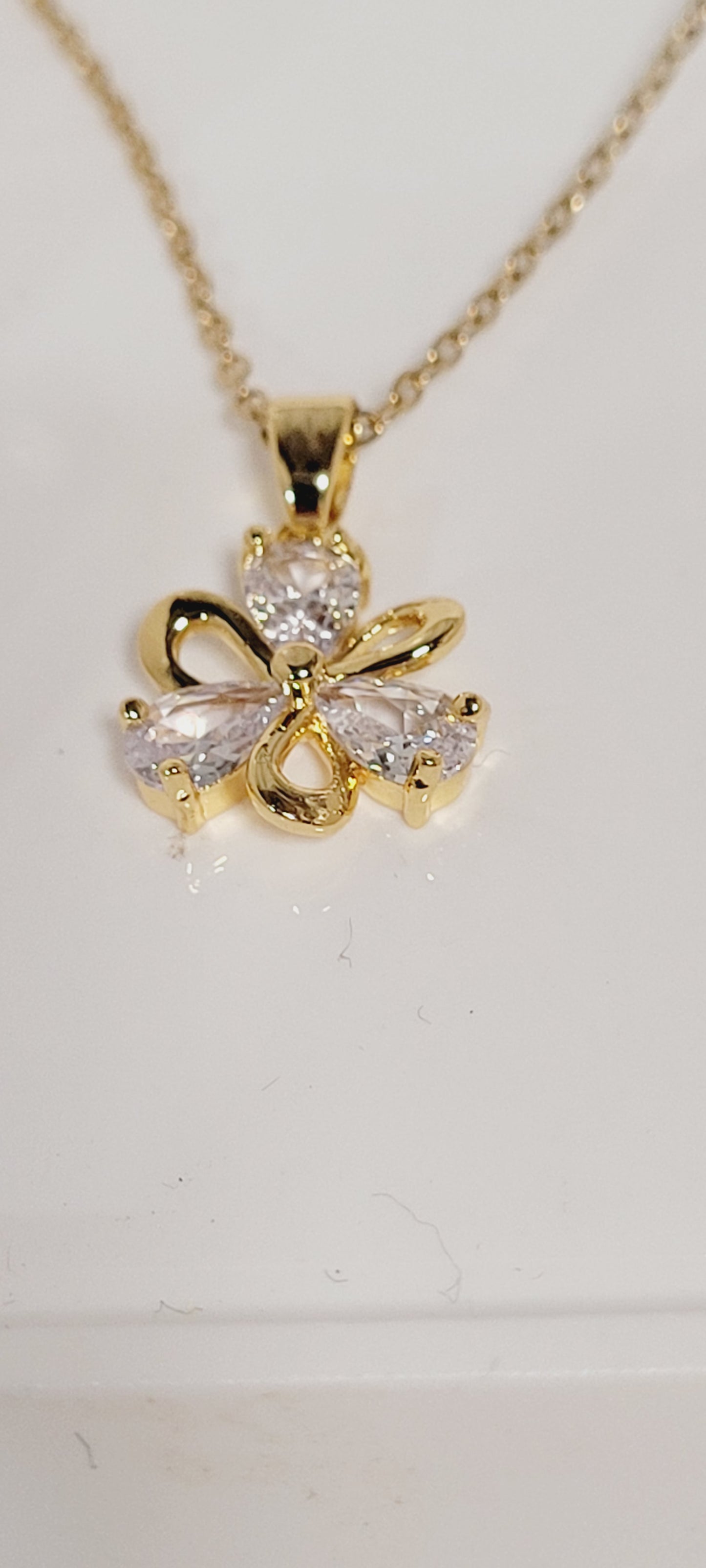 Simple Style Flower Shape Pendant Necklace 18k Gold-Plated