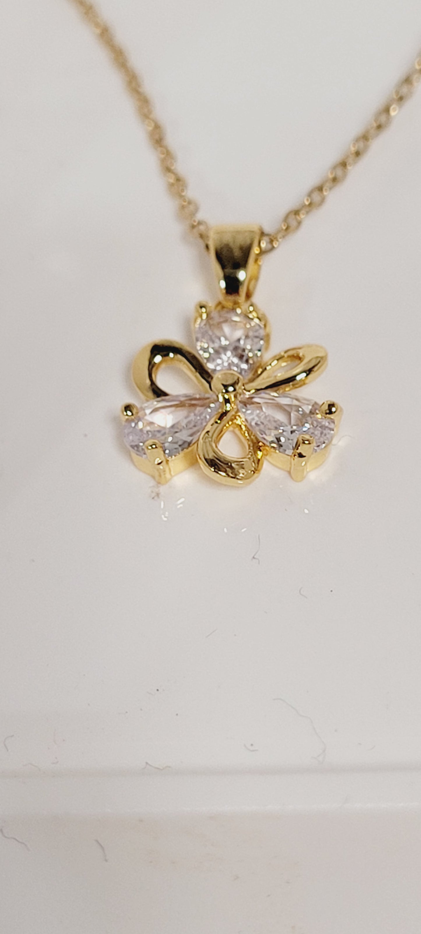 Simple Style Flower Shape Pendant Necklace 18k Gold-Plated