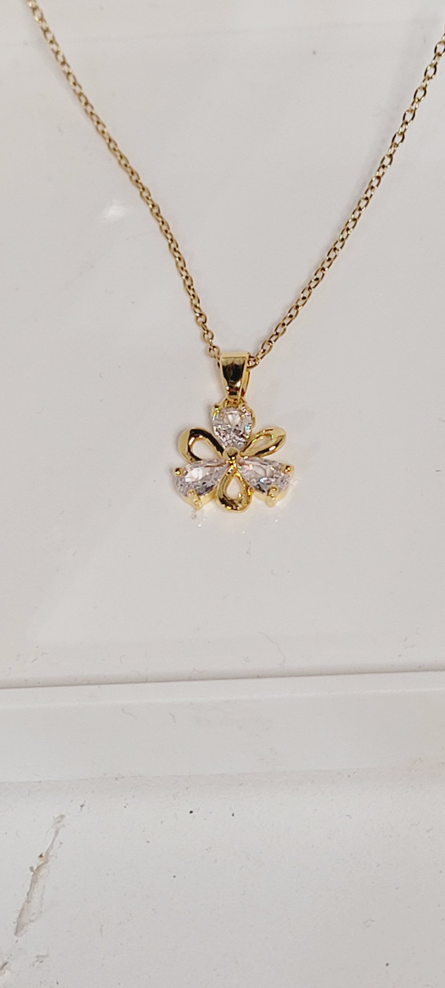 Simple Style Flower Shape Pendant Necklace 18k Gold-Plated