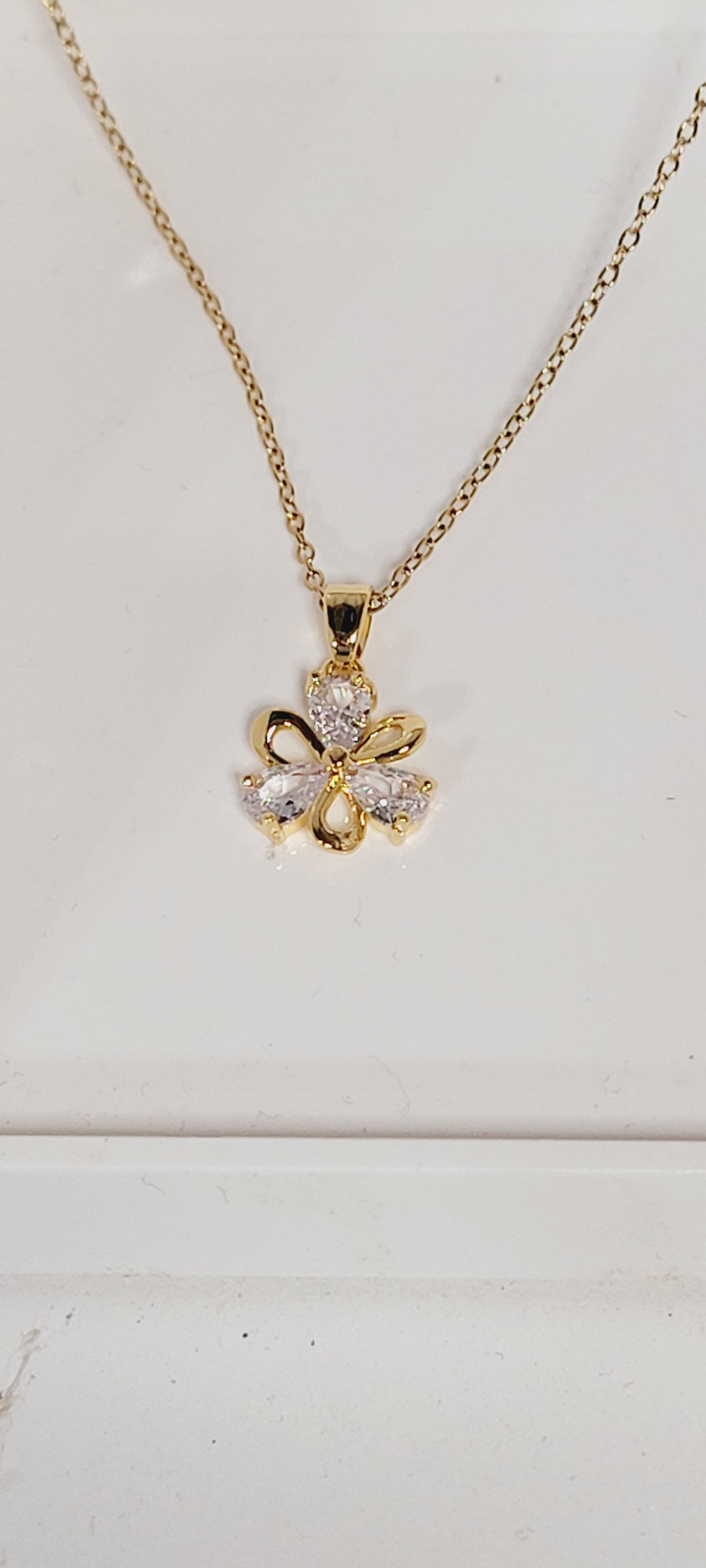 Simple Style Flower Shape Pendant Necklace 18k Gold-Plated