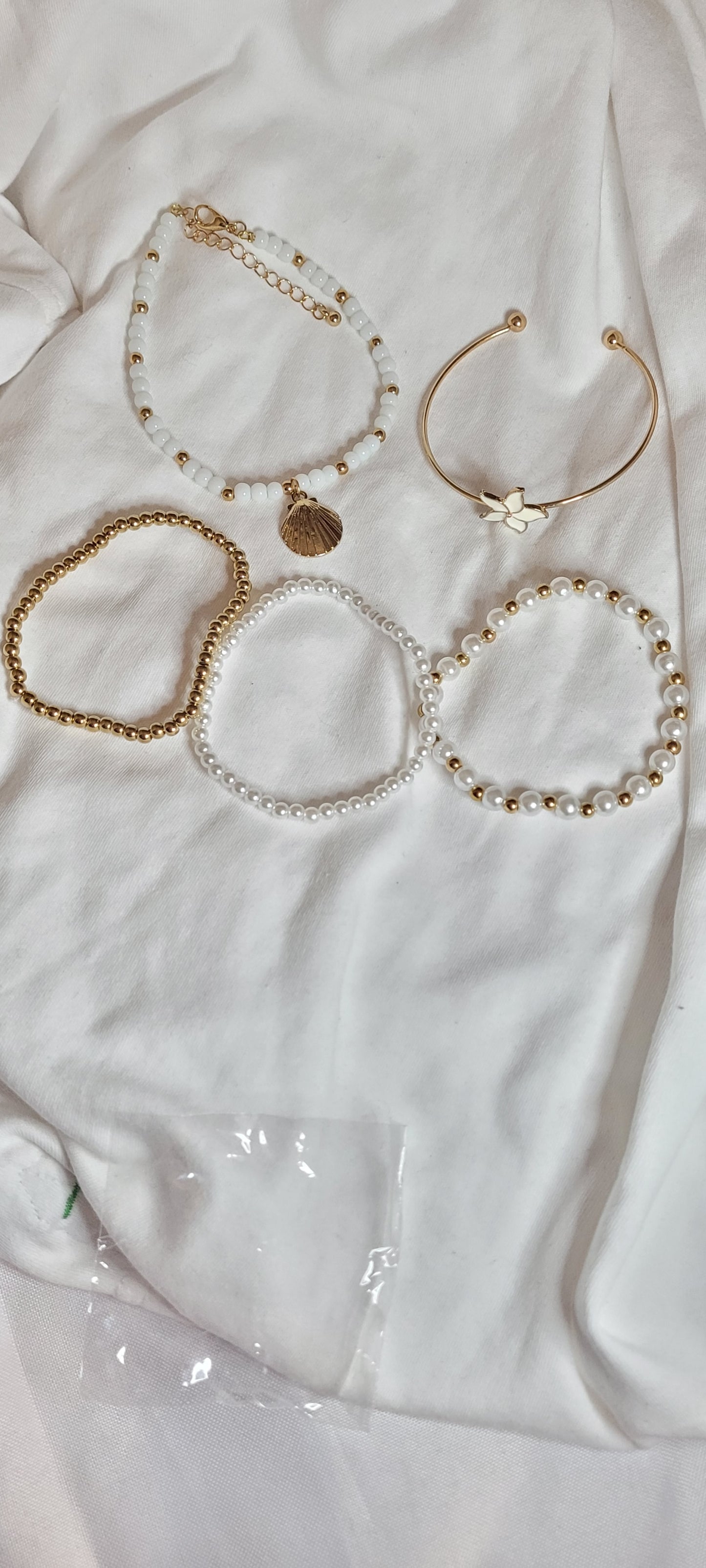 5pc Gold and White flower/scallop Bracelet and Bangle Set