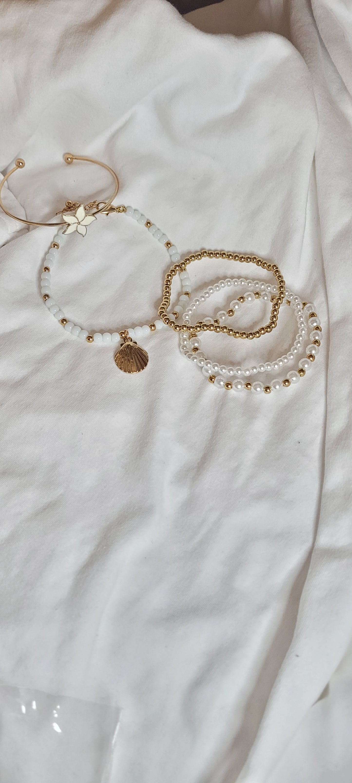 5pc Gold and White flower/scallop Bracelet and Bangle Set