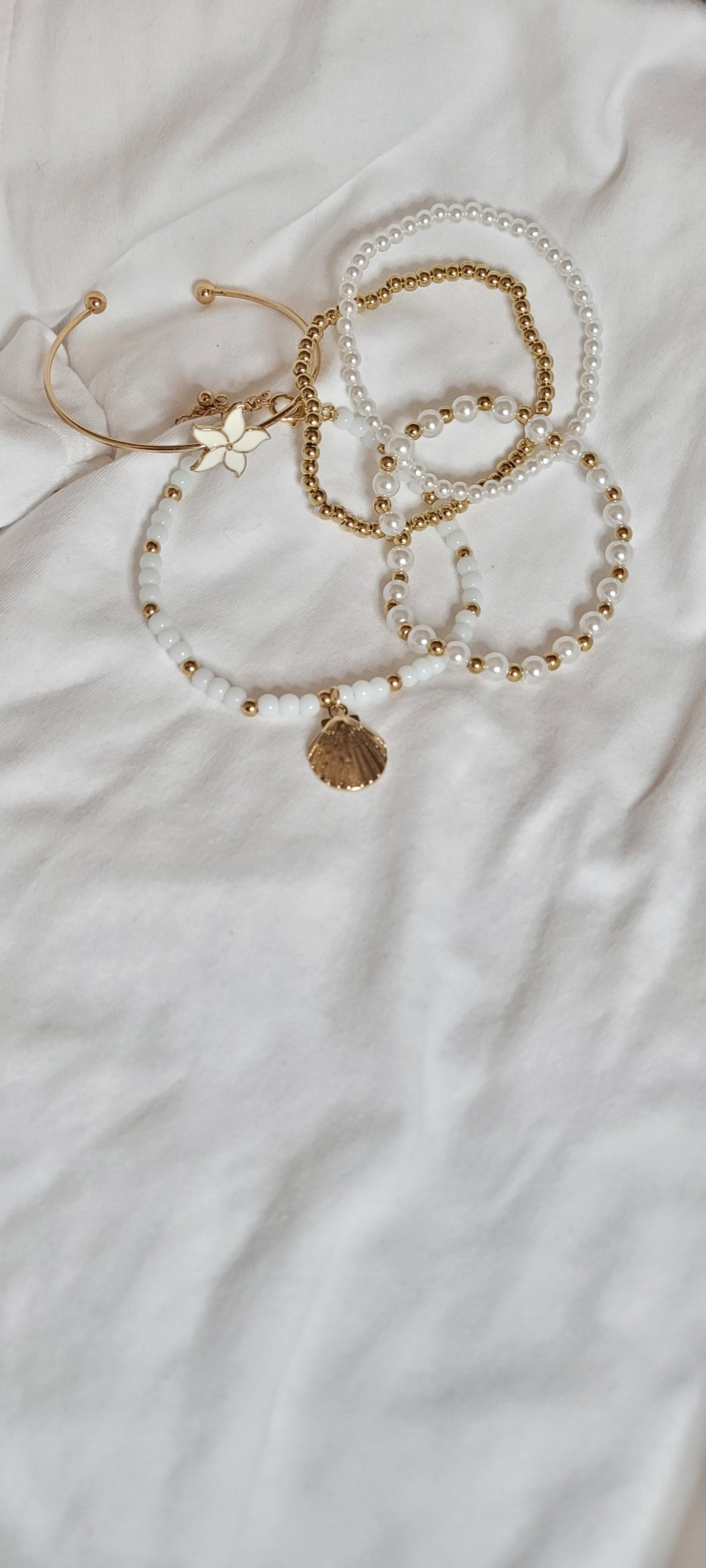 5pc Gold and White flower/scallop Bracelet and Bangle Set